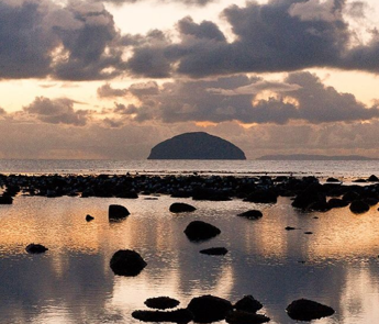 Aisla Craig, l’isola scozzese da cui provengono le ‘stones’ da curling e che ne ha anche la forma