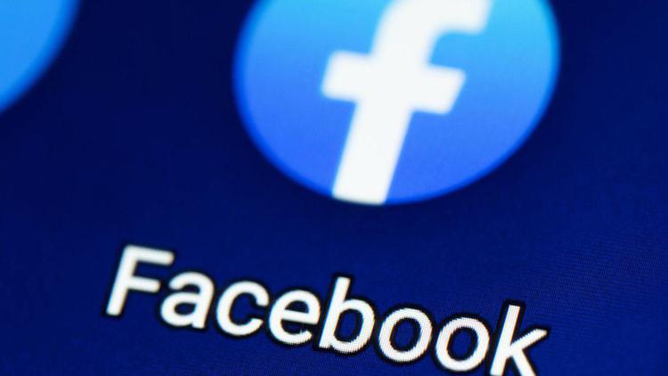 Meta, le azioni crollano del 23% e calano per la prima volta gli utenti di Facebook