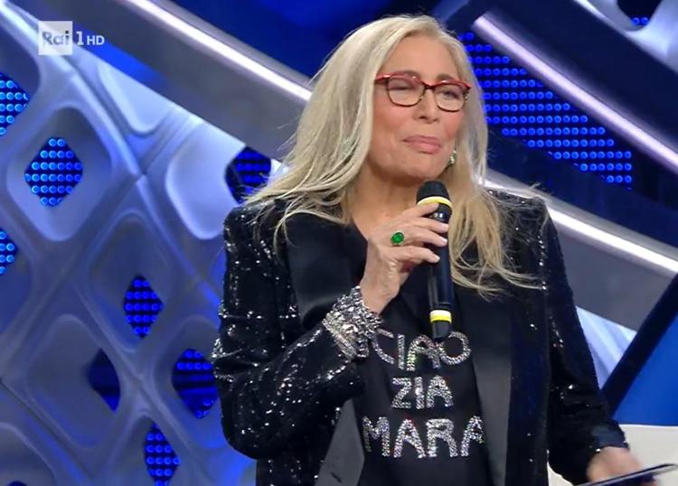 Sanremo 2022, a Domenica In Venier con la maglietta 'ciao zia Mara'