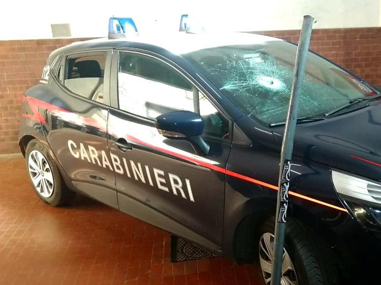 **Roma: con palo segnaletica spacca vetro pattuglia carabinieri, ghanese arrestato**