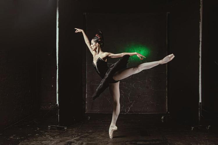 Danza, dal grande schermo al teatro vola 'Il cigno nero' di Daniele Cipriani