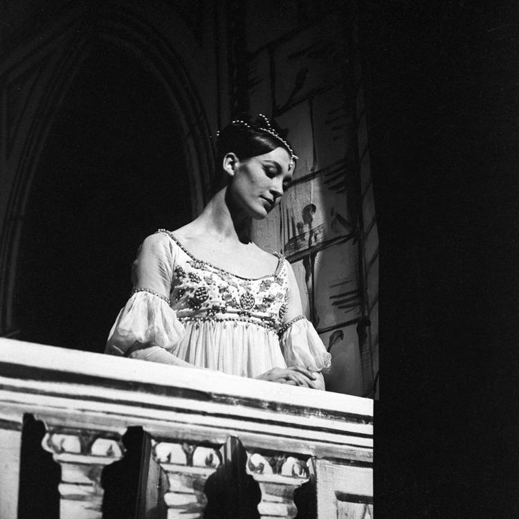 Una giovanissima Carla Fracci dal balcone di Romeo e Giulietta