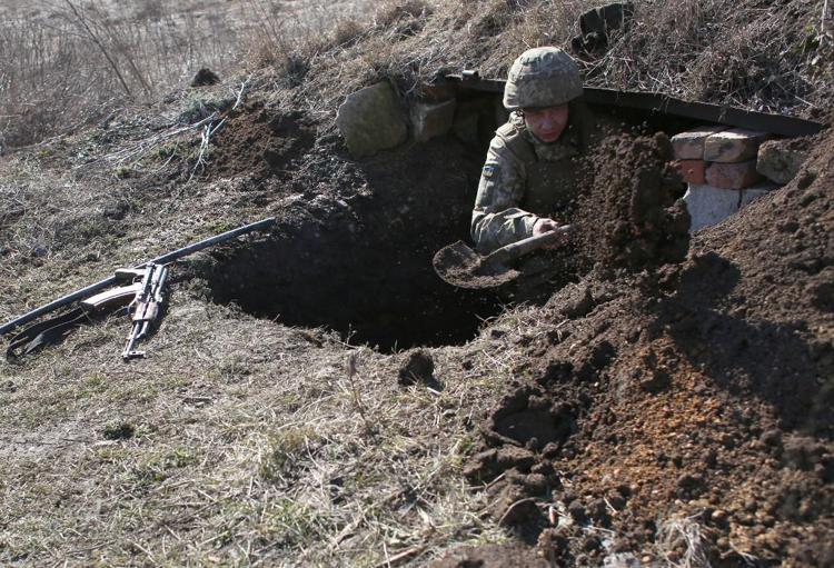Un soldato ucraino in trincea - (Afp)