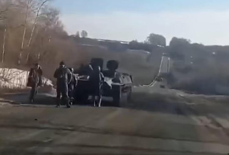 Guerra Ucraina, mezzi russi a secco: fermi in autostrada senza carburante - Video