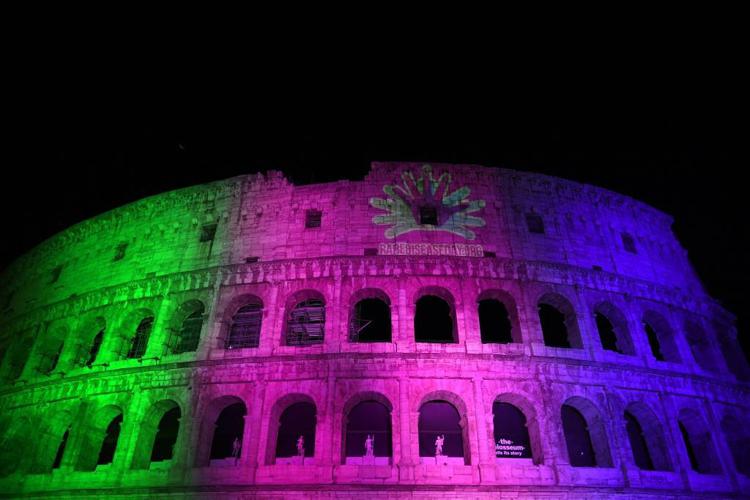 Malattia rare, Colosseo illuminato di rosa, azzurro e verde