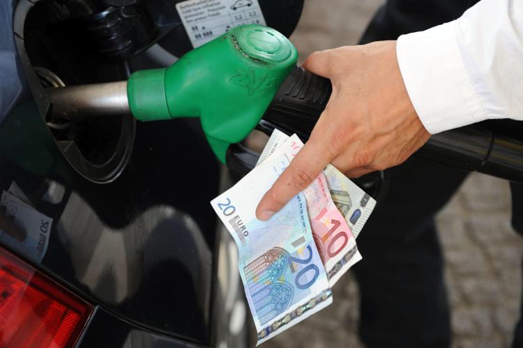 Caro benzina, in soli tre mesi pieno costa quasi 10 euro in più