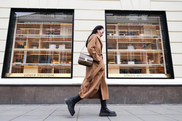 Una boutique di Louis Vuitton chiusa a Mosca (Fotogramma)