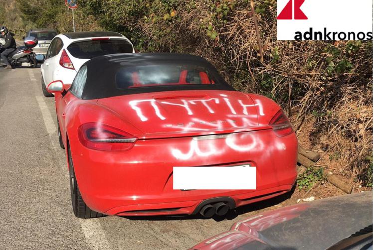 Porsche con targa russa vandalizzata a Siena, sul portabagagli insulto a Putin