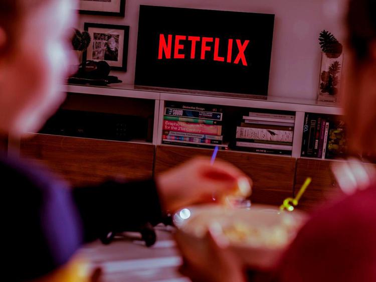 Netflix interrompe la trasmissioni e blocca le produzioni in Russia