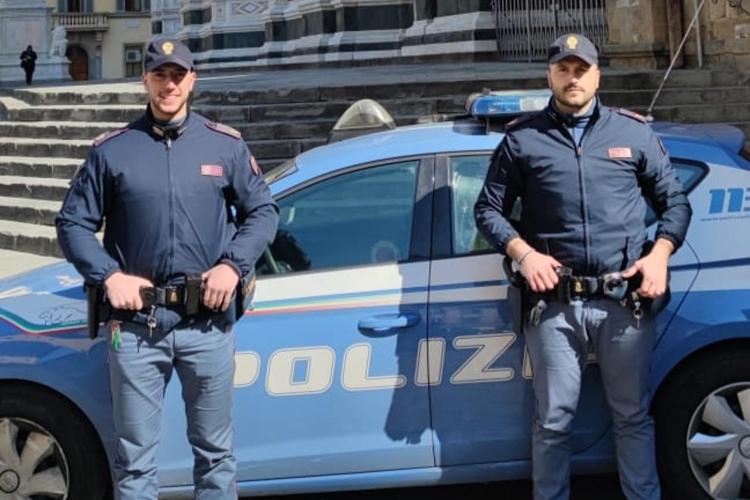 Firenze, 90enne si sente sola e chiama la polizia: due agenti la rassicurano e le preparano il caffè