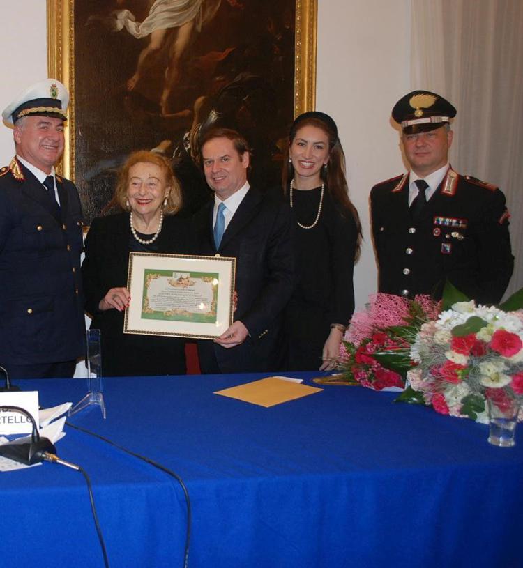Elettra Giovanelli Marconi con il figlio Guglielmo e la nuora Vittoria, tra i vincitori del Premio 'La Migliore Italia' promosso dal Centro Studi Rive Droite