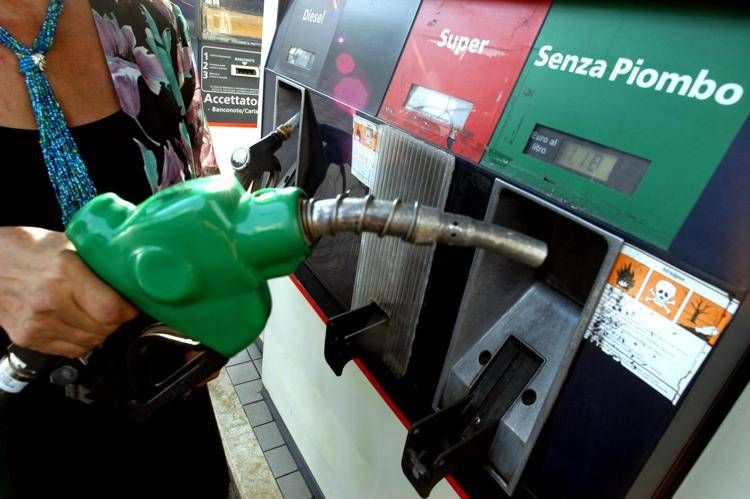 Prezzo benzina e gasolio, aumento oggi in Italia