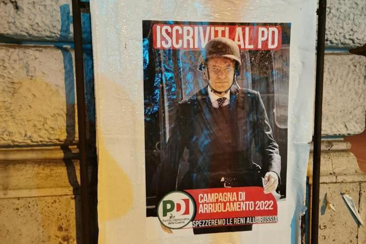 Ucraina, Letta con elmetto per 'arruolare' dem: manifesti sinistra radicale a Roma