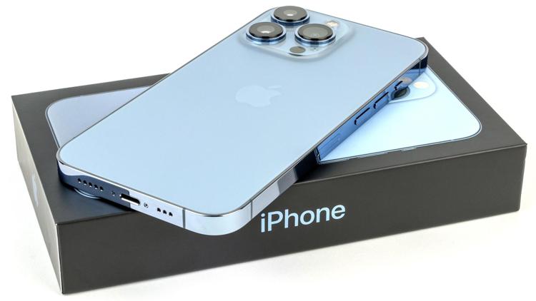 Apple ha guadagnato 6 miliardi di euro togliendo i caricabatterie dalla confezione di iPhone