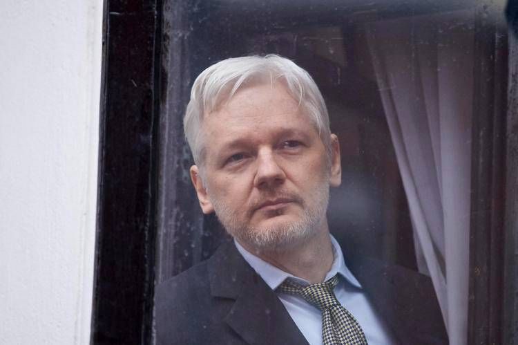 Julian Assange al tracollo, secondo il padre, John Shipton, che  annuncia il documentario Ithaka. (Afp)