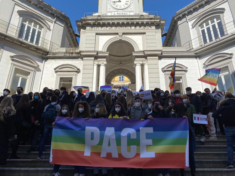 Il flashmob per la pace sullo Scalone della Minerva, Università Federico II di Napoli (Foto Ufficio Stampa Federico II Napoli) 
