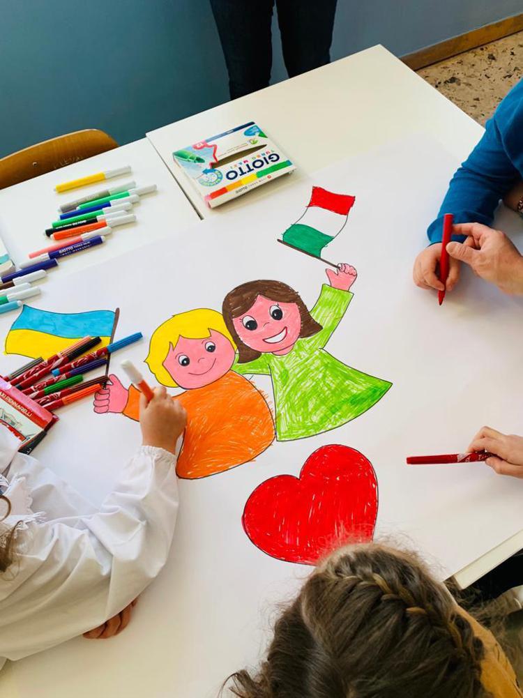 Bambini ucraini in Italia, nei loro disegni chiedono pace