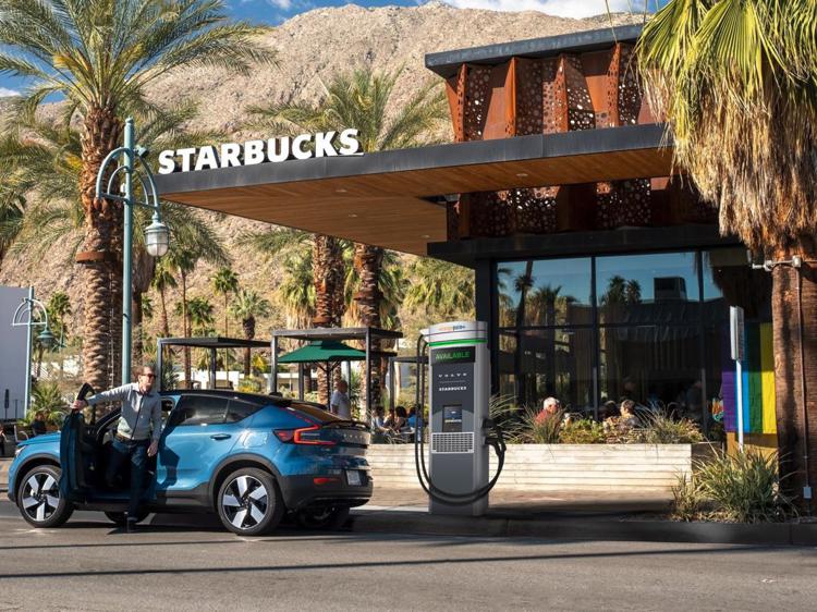 Volvo USA con Starbucks per la ricarica BEV nelle caffetterie