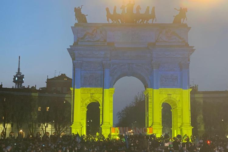 Ucraina, Arco della pace Milano si tinge di blu e giallo, 10mila per la pace
