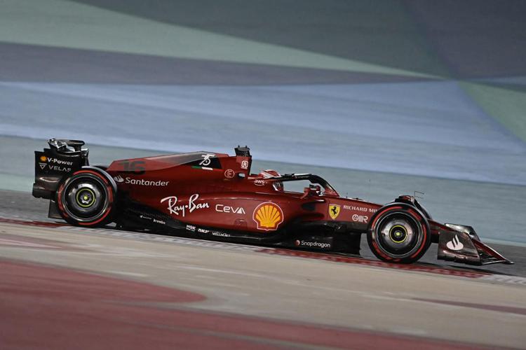 F1 2022, Leclerc vince Gp Bahrain e Sainz secondo: doppietta Ferrari