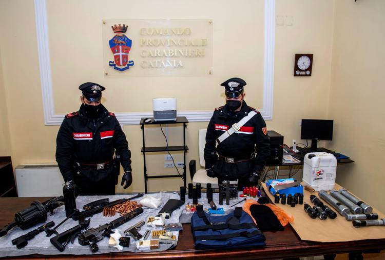 Catania: Carabinieri trovano arsenali a San Cristoforo, sequestrati lanciagranate e ordigni