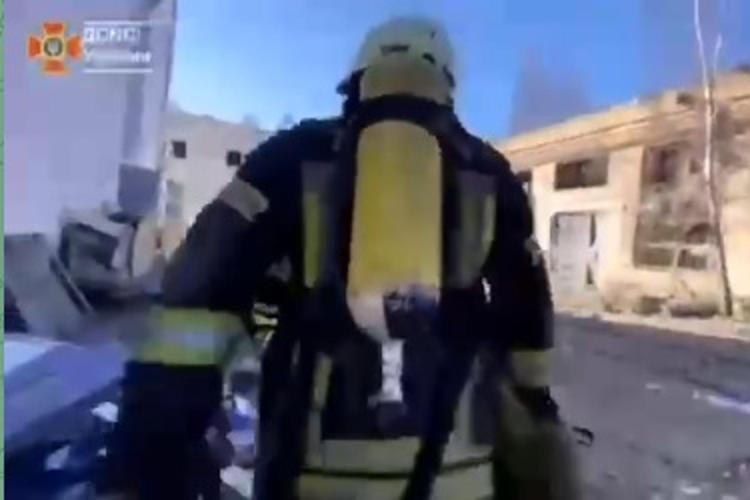 Vigili del fuoco impegnati in operazione antincendio nel mezzo di una sparatoria (video)