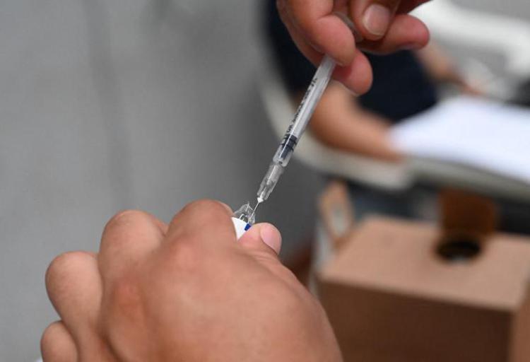 Quarta dose vaccino, Cts Aifa frena su allargamento a over 70