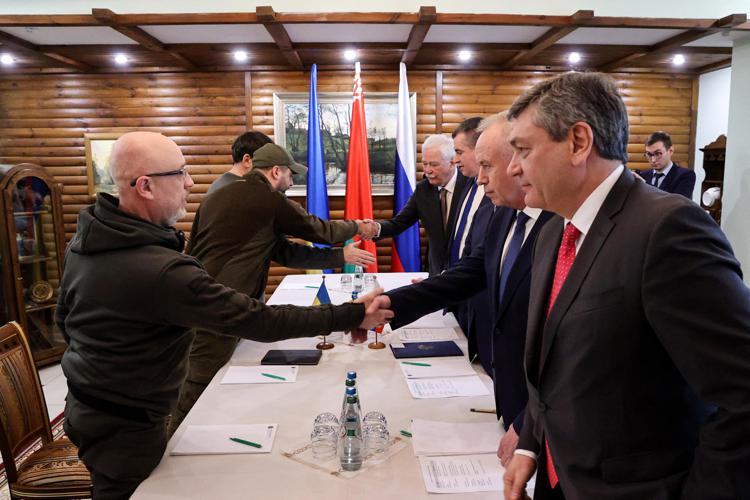 Russian and Ukrainian negotiators shake   hands