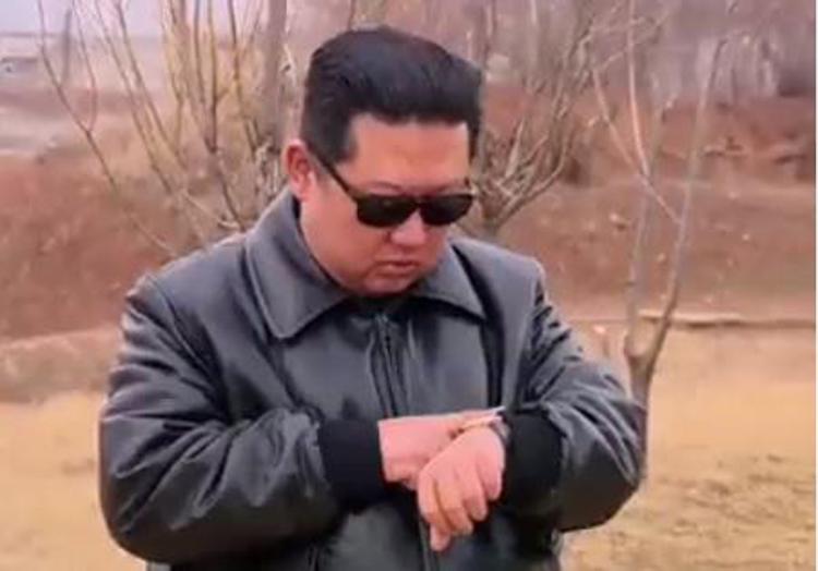 Nordcorea, Kim stile top gun e Fonzie per lancio missile - Video