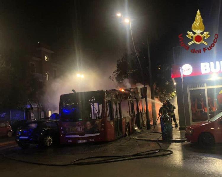 Roma, auto urta bus e si incendia: morto conducente