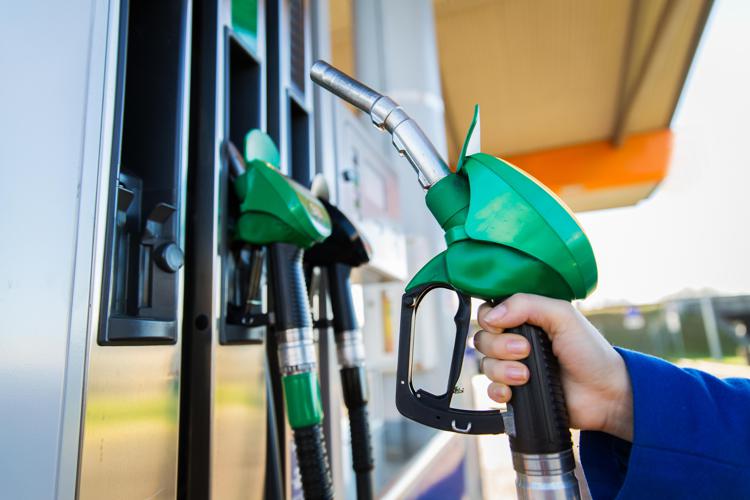 Prezzo benzina aumenta in Italia oggi, diesel cala