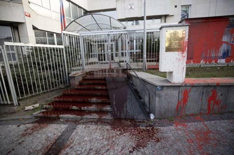 Attivisti cechi imbrattano con sangue artificiale ambasciata russa a Praga