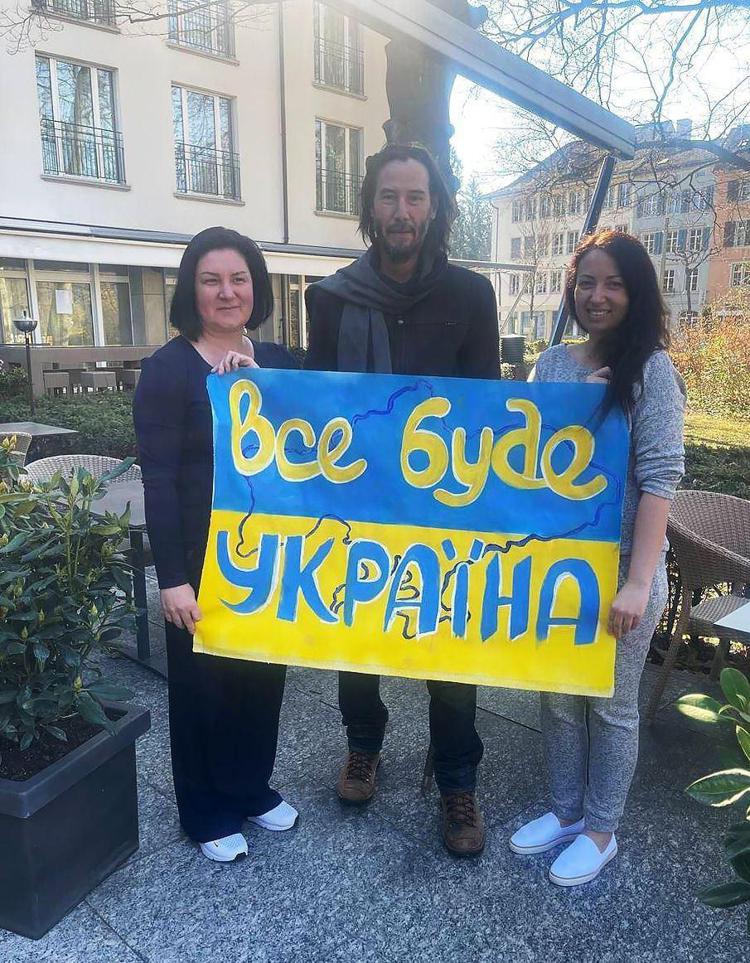 Keanu Reeves con cartello in supporto a resistenza: ''Ucraina sarà unita e forte