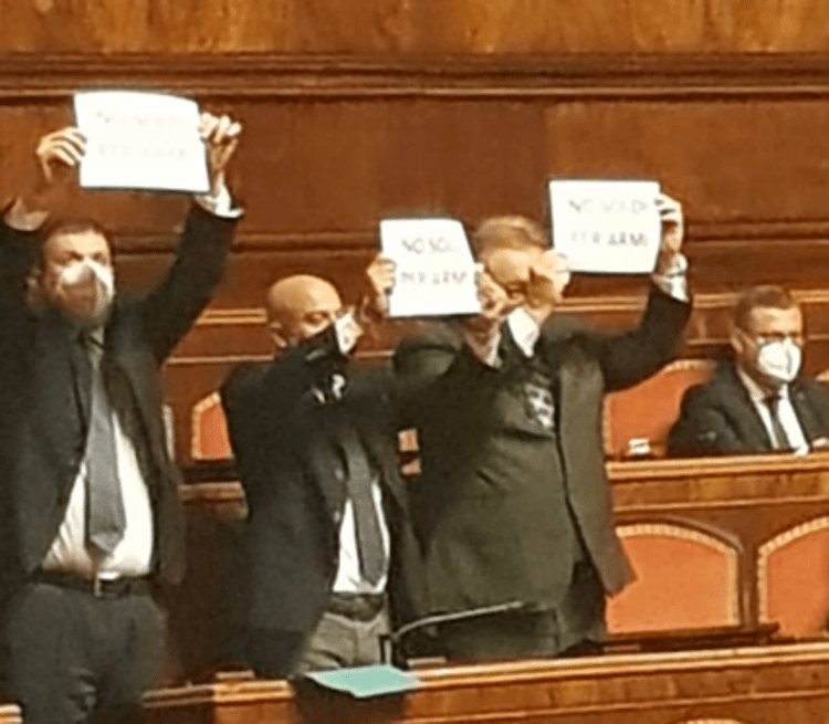 Bagarre in Senato, spuntano i cartelli 'no soldi per armi'