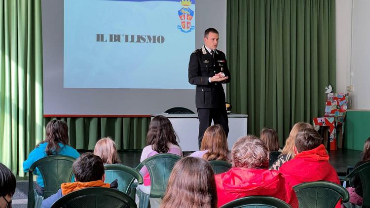 Roma, bullismo, prevaricazioni di gruppo e rischi social: studenti a lezione con i Carabinieri