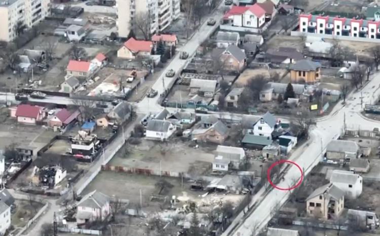 Bucha, tank russo spara su civile in bici: il video dal drone