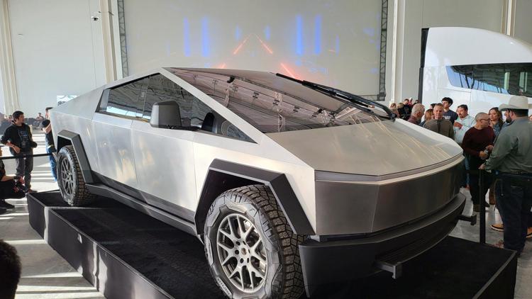 Elon Musk vuole produrre taxi a guida autonoma, Tesla prepara un camion e una roadster