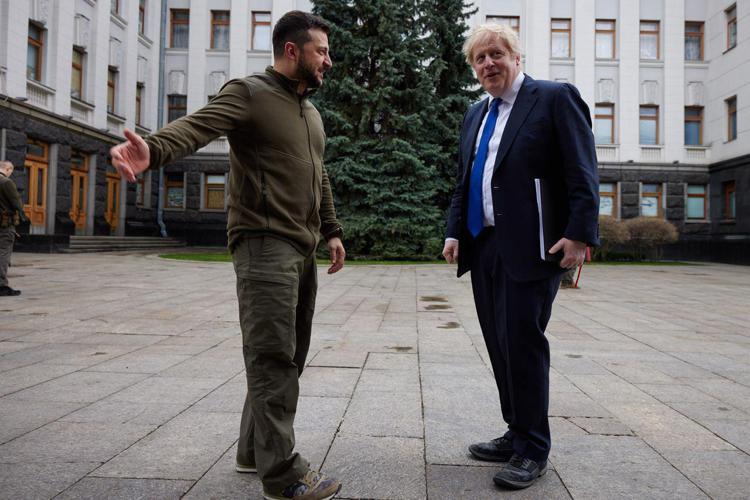 Johnson a Kiev da Zelensky. Londra: blindati e missili antinave a Ucraina