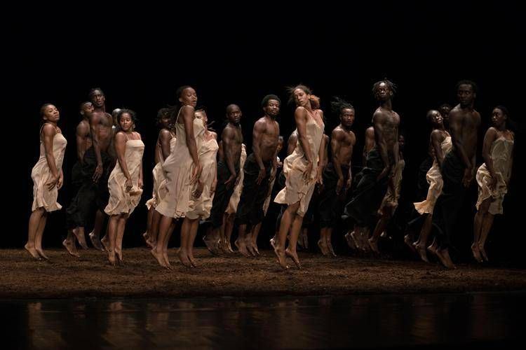La compagnia diretta da Germaine Acogny reinterpreta 'La Sagra della Primavera' di Pina Bausch