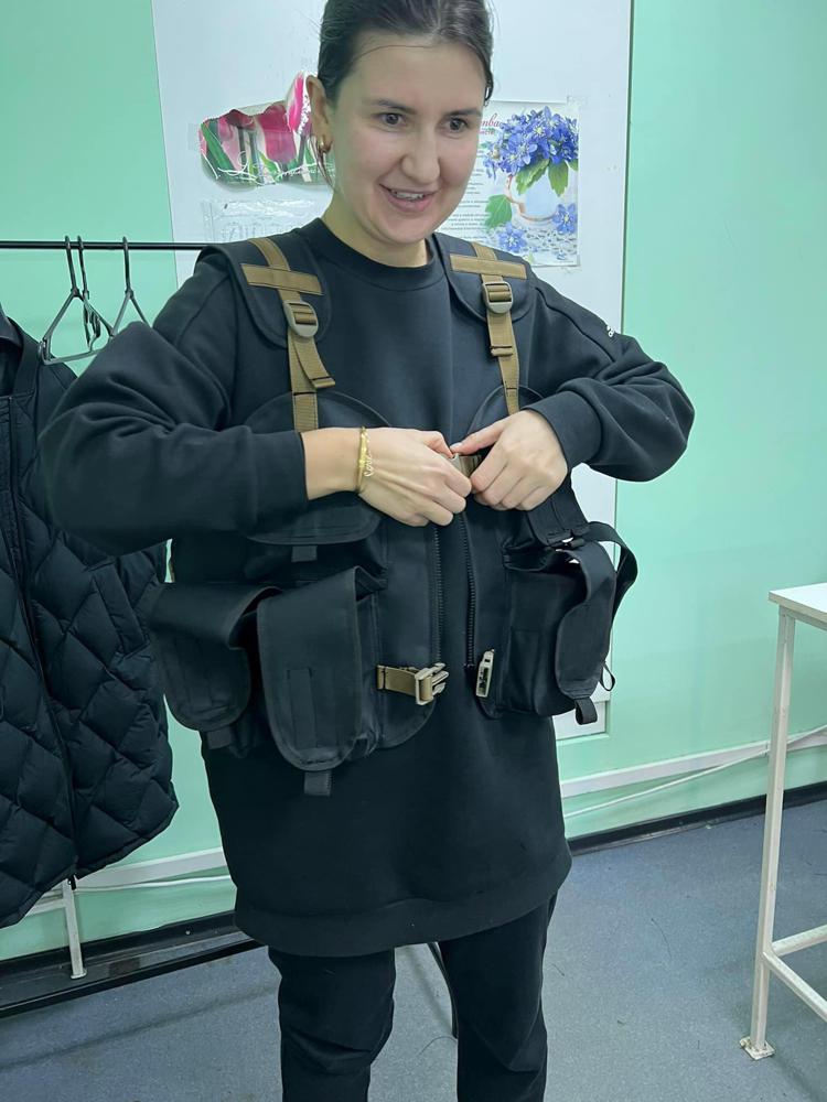 Ucraina: Yana Belayeva, la stilista di Odessa che ora cuce abiti per i soldati