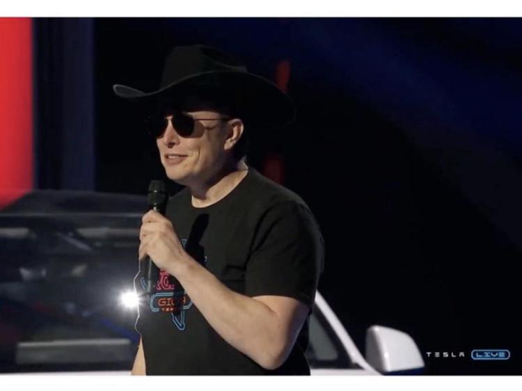Musk inaugura la gigafactory di Austin e conferma il Cybertruck per il 2023
