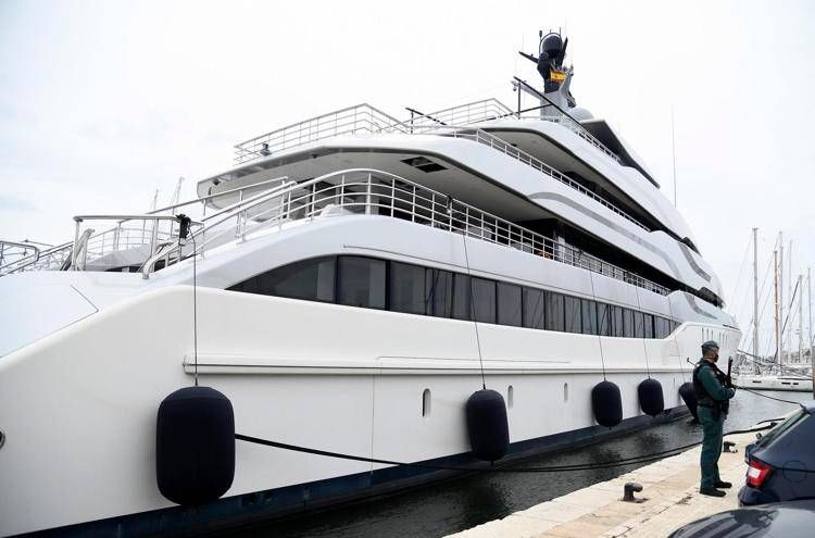 Un mega yacht russo sequestrato