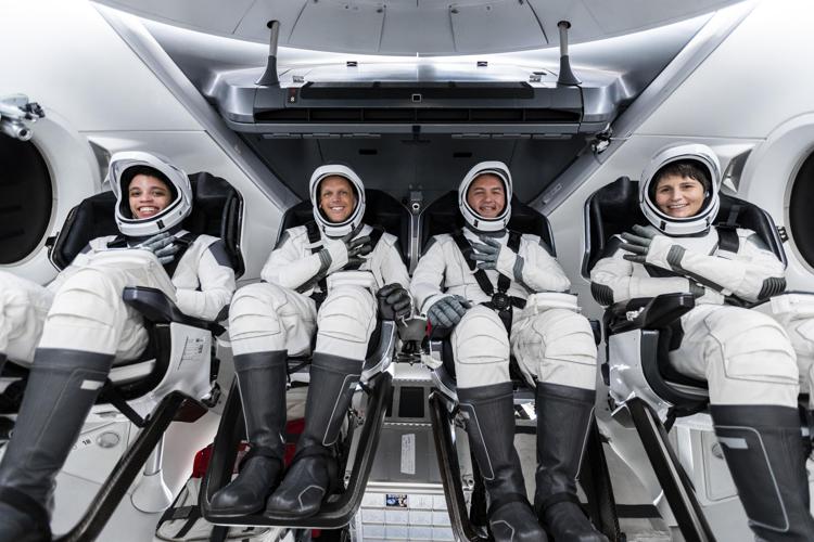 L'astronauta italiana dell'Esa Samantha Cristoforetti con l'equiaggio Crew  (Foto ESA)  
