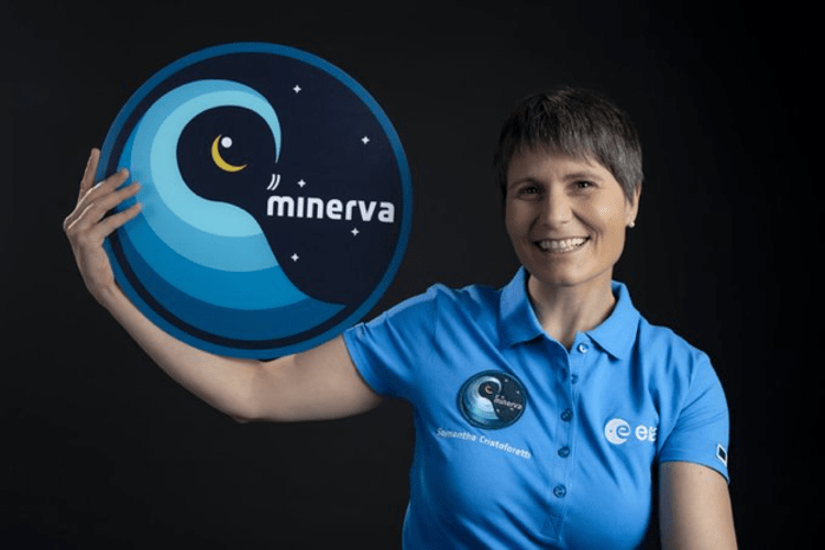 L'astronauta italiana dell'Esa Samantha Cristoforetti con il logo della sua missione Minerva (Foto ASI-ESA)