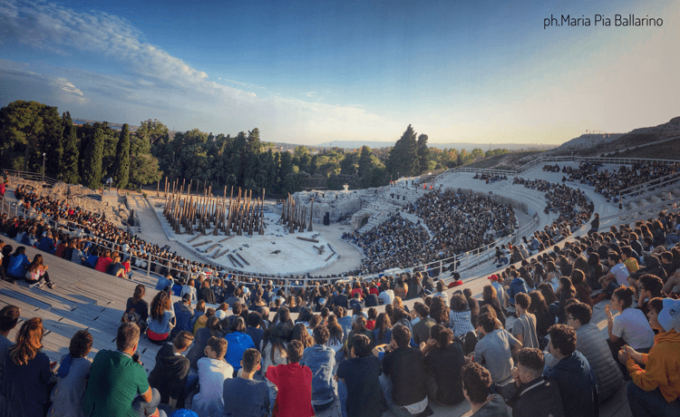 Spettatori al teatro greco di Siracusa