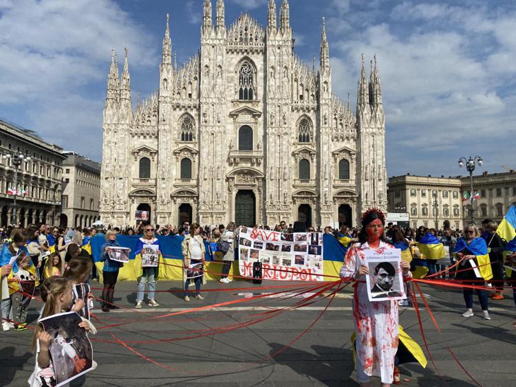 A Milano flash mob per Mariupol, 'aiutateci a salvarla'