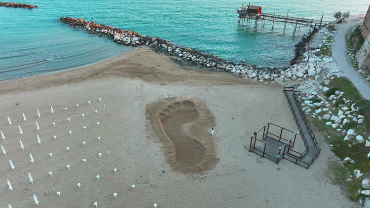 Mistero a Termoli: un’impronta gigante appare sulla spiaggia