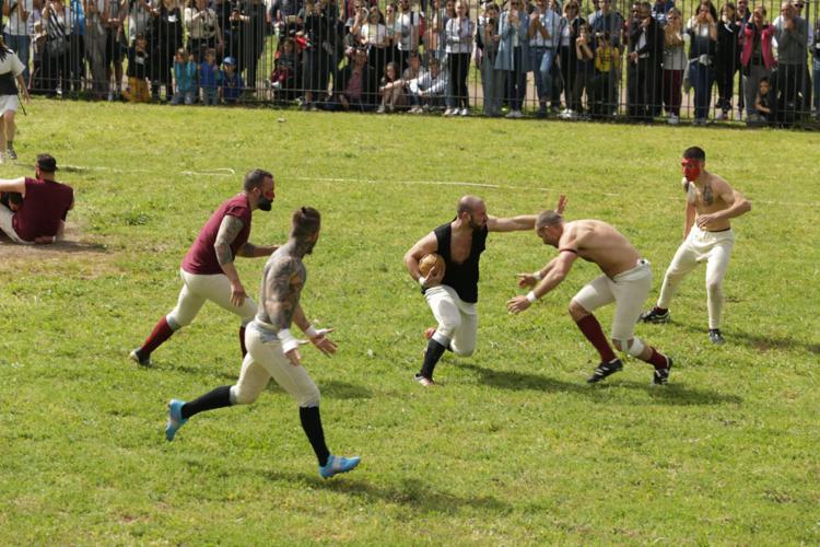 Una partita di Harpastum, l'antenato del calcio, per raccogliere fondi per i profughi ucraini