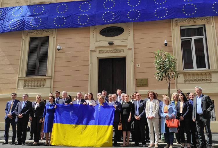  - La sede dell'ambasciata ucraina a Roma avvolta dalle bandiere della Ue (foto Adnkronos)