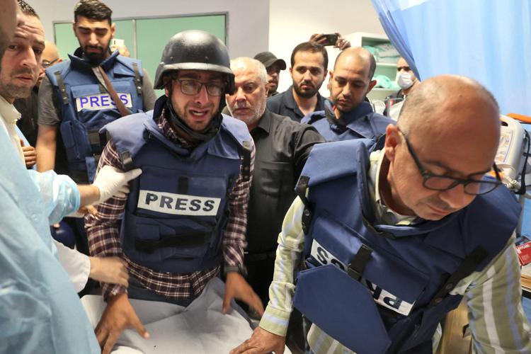 Giornalisti scortano il corpo di Shireen Abu Aqleh all'ospedale di Jenin (Afp)